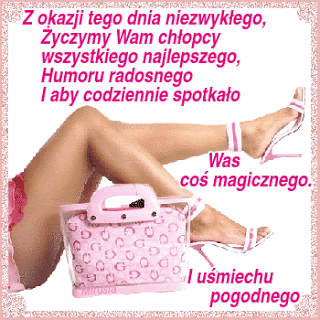 Kobieta z różową torebką i życzeniami na dzień chłopaka